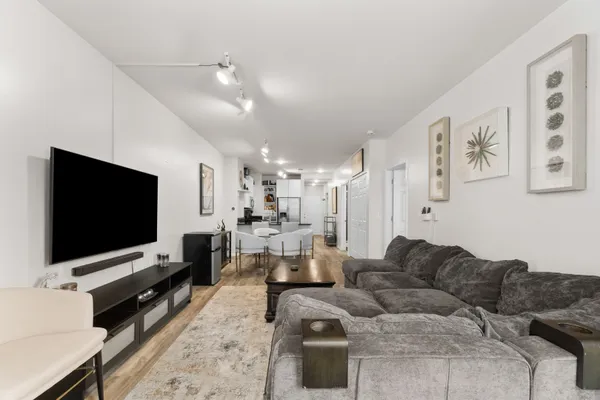 520 N HALSTED ST 305