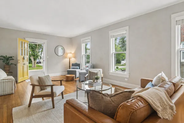 135 W RUSSELL ST
