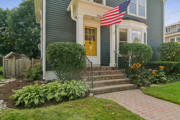 135 W RUSSELL ST