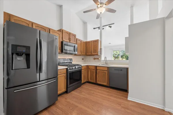 516 LYON DR