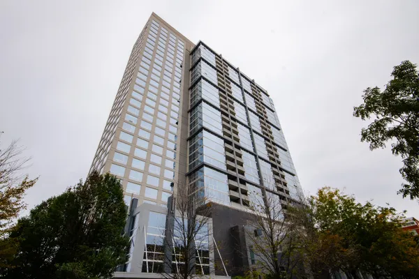 1901 S CALUMET AVE 2505