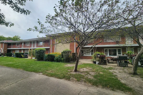 1107 E ALGONQUIN RD 16