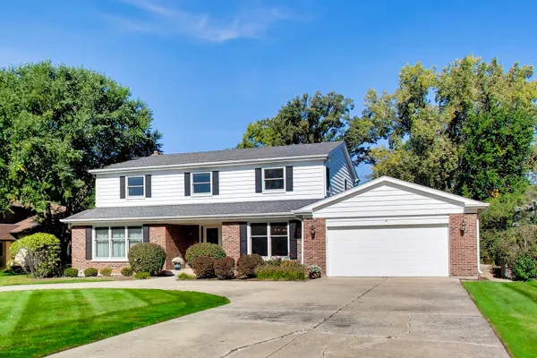 570 N FOREST DR