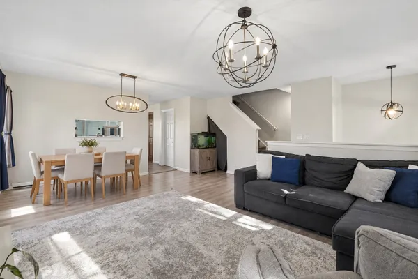 1107 MANCHESTER CIR