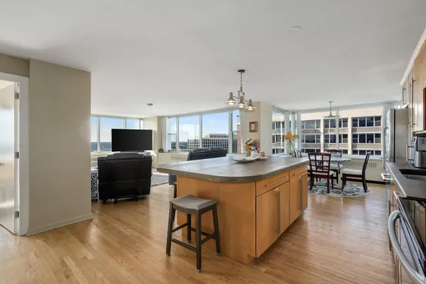 4250 N MARINE DR 2815