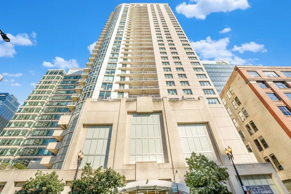 125 S JEFFERSON ST 607