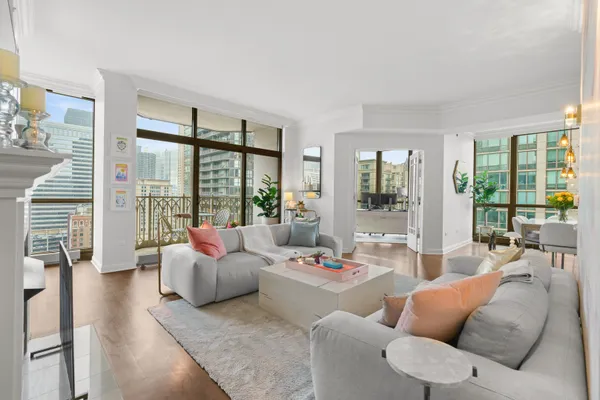 21 E HURON ST 2102