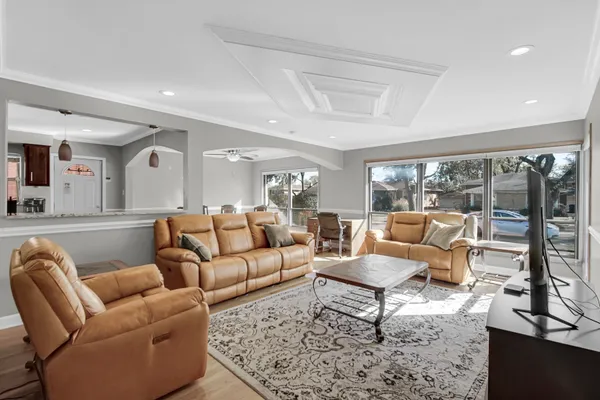 1400 E LYNN CT