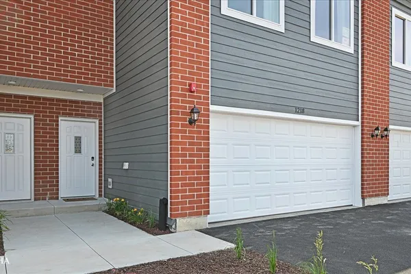 1213 GILLESPIE LN