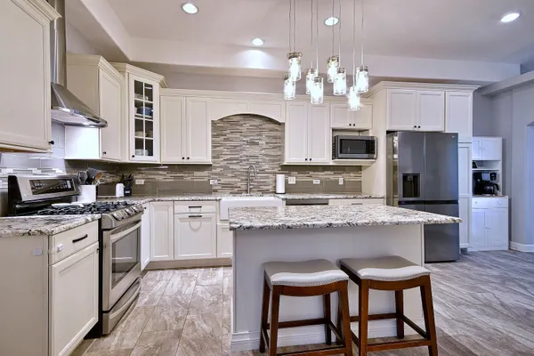 1043 W SUTTON CT