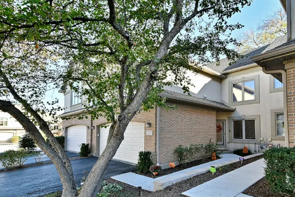 1043 W SUTTON CT
