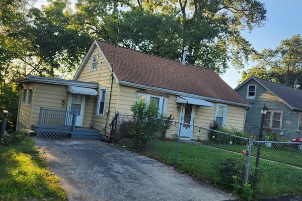 32 ARLINGTON LN
