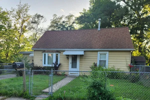 32 ARLINGTON LN