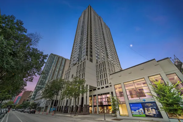 1122 N CLARK ST 2202