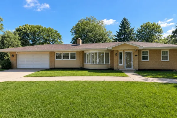 1415 BURR OAK DR