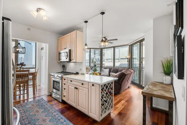 645 N KINGSBURY ST 2201