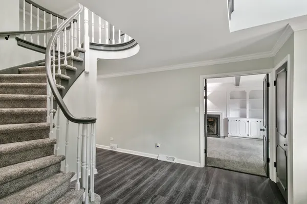 30 STRAUSS LN