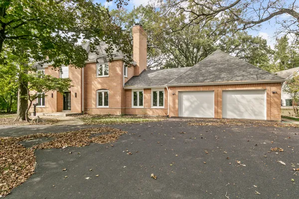 30 STRAUSS LN