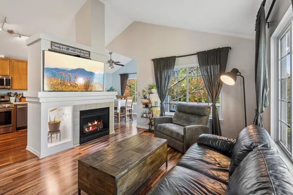 582 CARY WOODS CIR