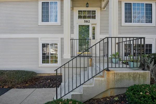 582 CARY WOODS CIR
