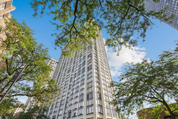 5445 N SHERIDAN RD 3211