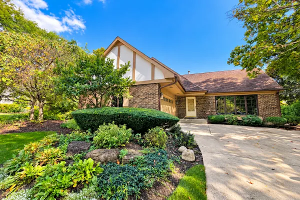 3 ALEXANDRIA DR