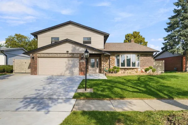 6637 VICTORIA DR