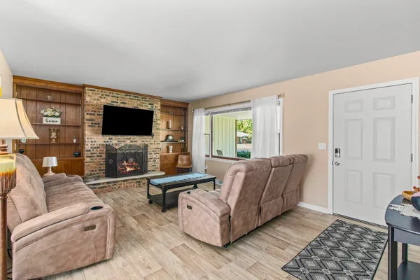 302 PLEASURE DR