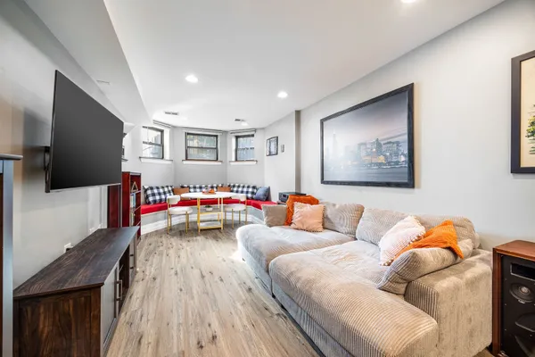 746 W CORNELIA AVE GW