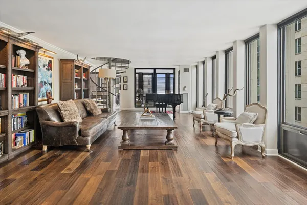 100 E WALTON ST 41DE