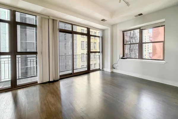 212 W WASHINGTON ST 1513