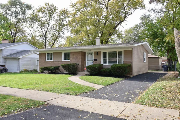 15722 WOODLAWN E AVE
