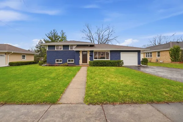 1430 E EMMERSON LN