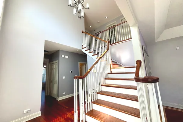 877 JOHN ST