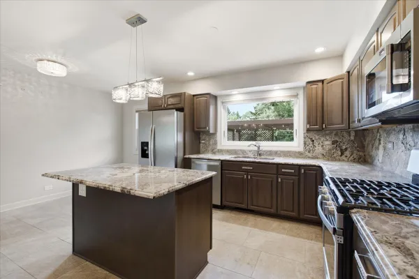 6 MEADOWOOD DR