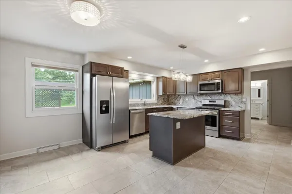 6 MEADOWOOD DR