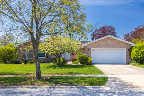 920 MACARTHUR DR
