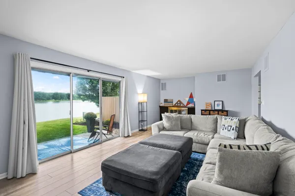 670 VERSAILLES CIR D