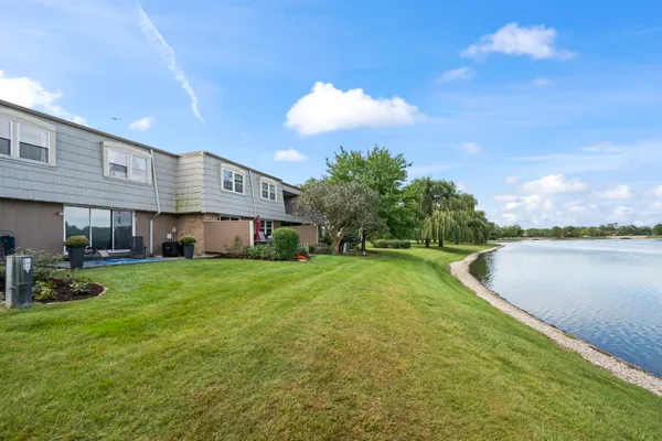 670 VERSAILLES CIR D