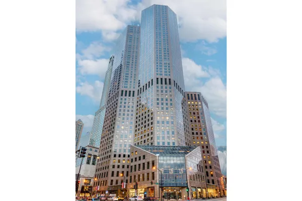 950 N MICHIGAN AVE 2305