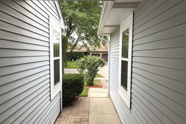515 E LYON DR 515