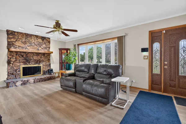 196 SUNSHINE DR