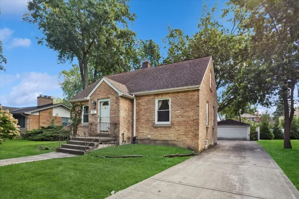 657 E PRAIRIE AVE
