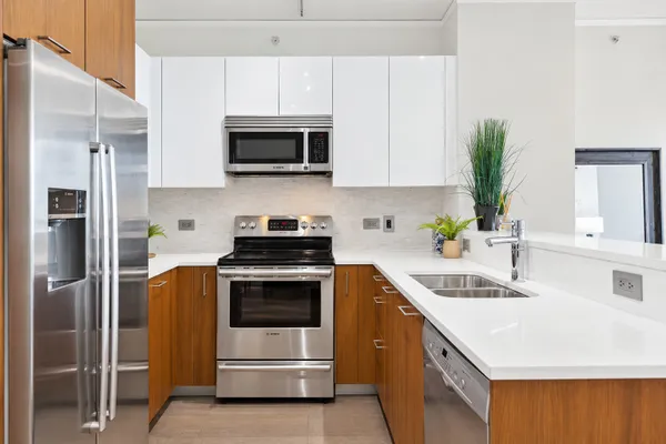 1901 S CALUMET AVE 2706