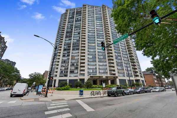 3930 N PINE GROVE AVE 1810