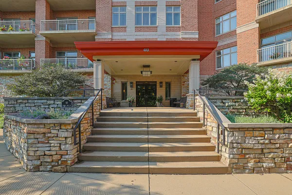 40 PRAIRIE PARK DR 601