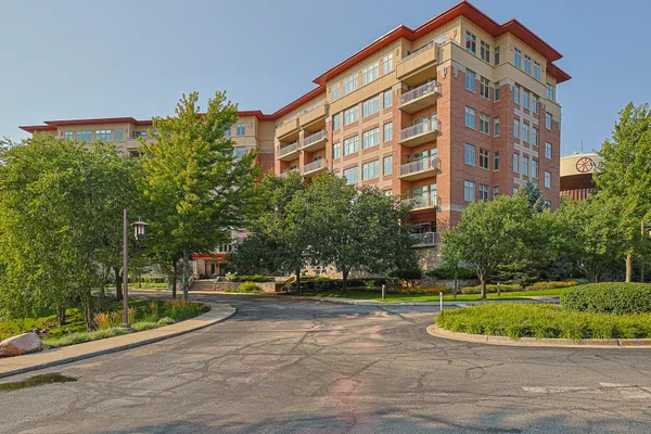 40 PRAIRIE PARK DR 601