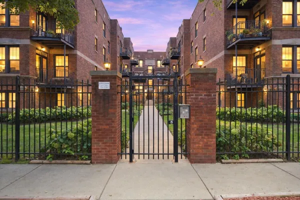 1627 W FARGO AVE 1S