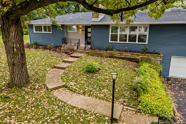 355 HIAWATHA DR
