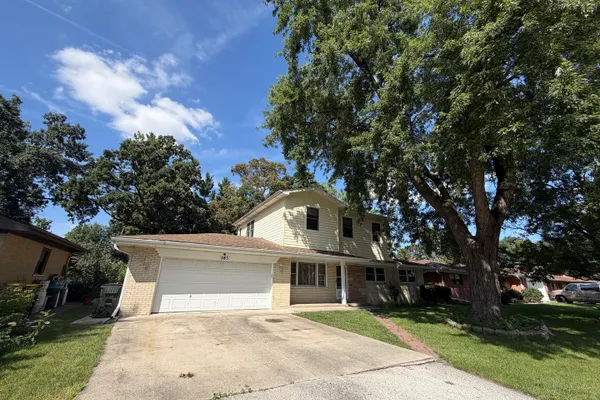 285 E MONTROSE AVE